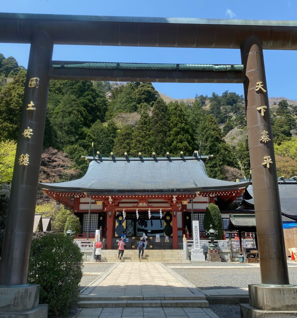 鳥居越しに見る大山阿夫利神社下社
