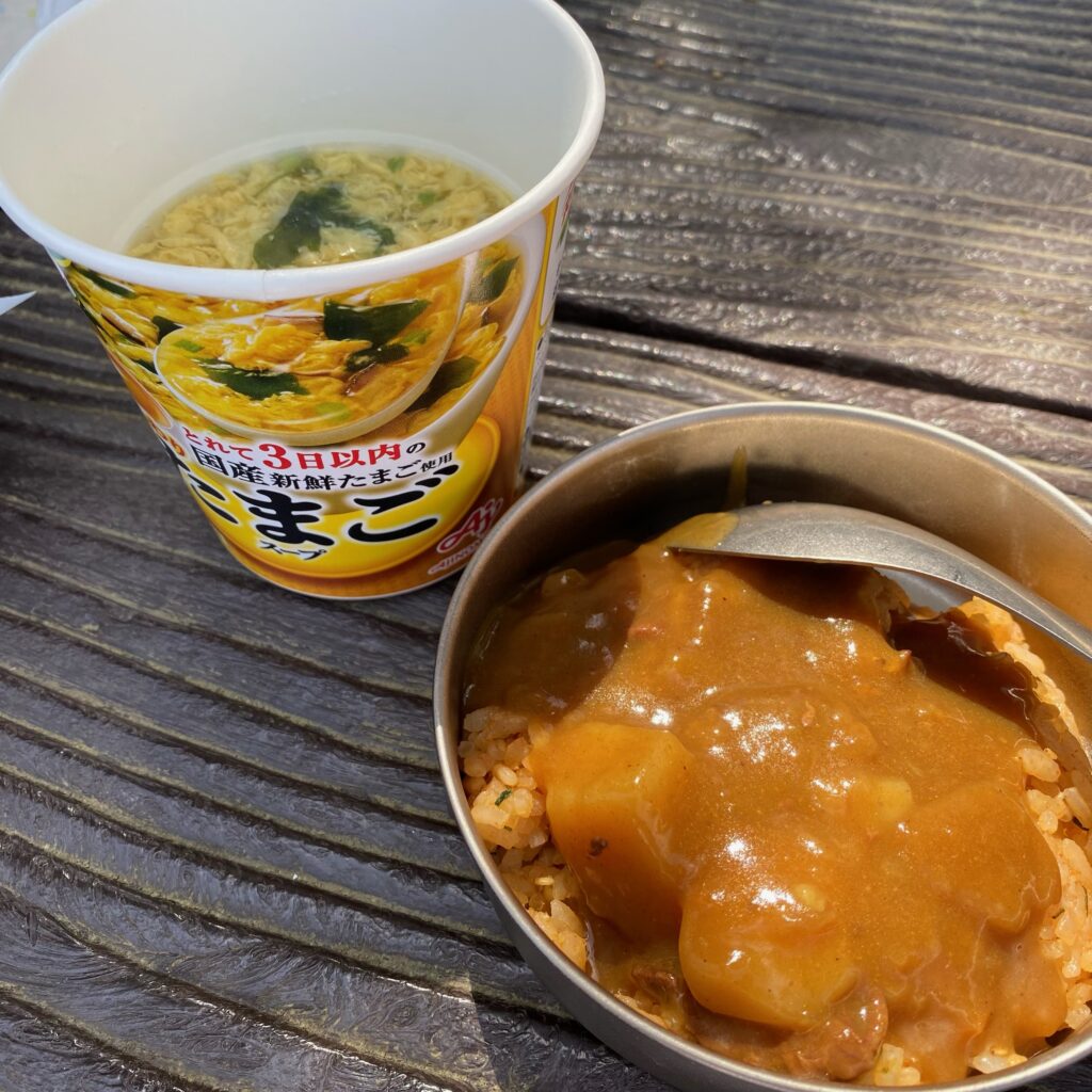 大山山頂で食べたカレーライスとカップスープ