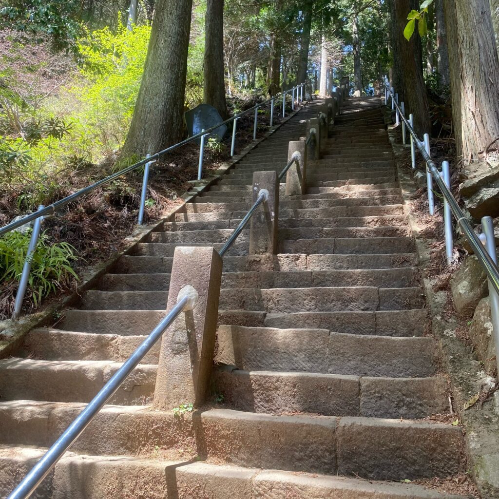 大山阿夫利神社へ続く石段と大山の風景