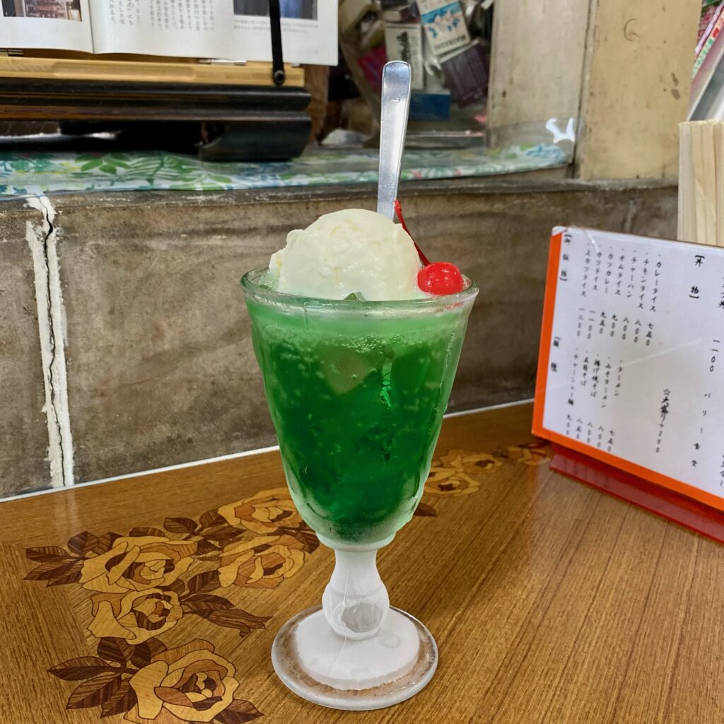 秩父のレトロな食堂パリーでいただいたクリームソーダ