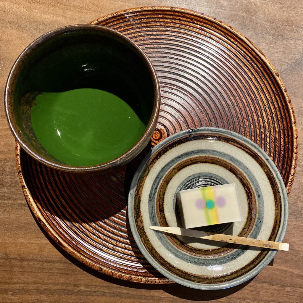 一保堂茶舗でいただいた濃茶と和菓子を載せた盆