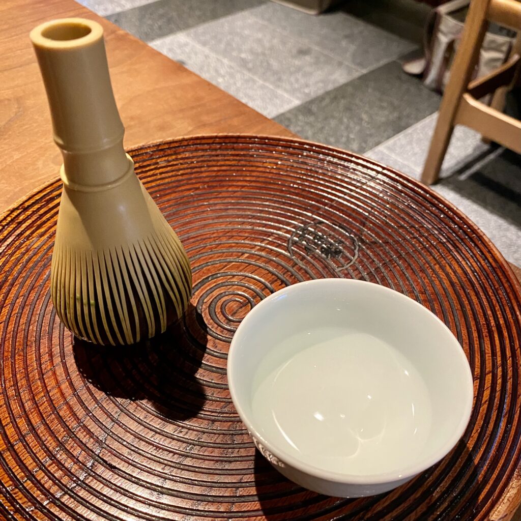 茶筌と白い茶碗を載せた盆 一保堂茶舗での抹茶の道具