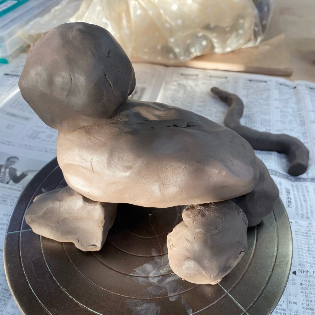 プリンストン大学の虎のぬいぐるみをモチーフにしたセラミック作品の土による成形途中