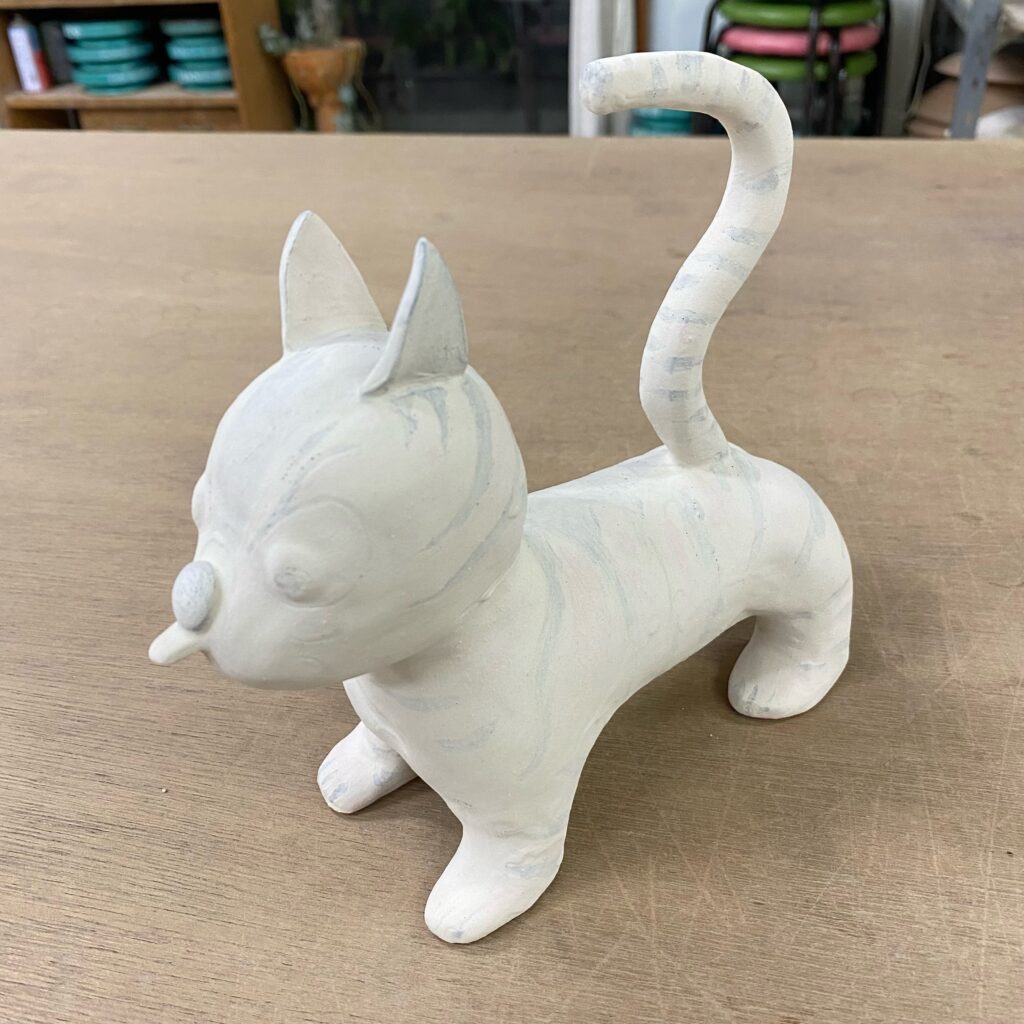 釉薬を掛けて虎柄が白く覆われたプリンストンタイガーのセラミック作品