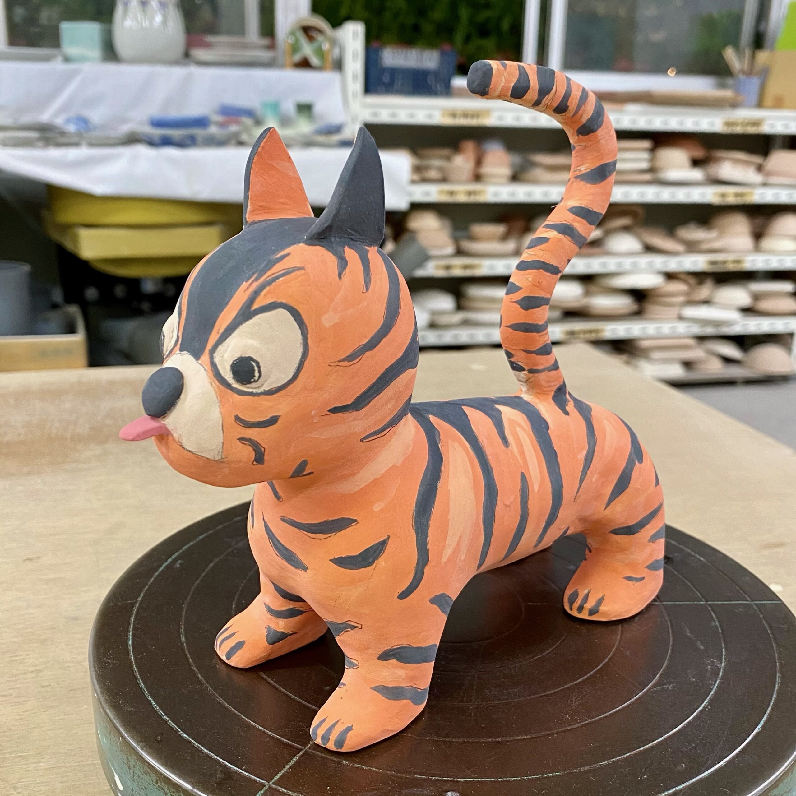 オレンジと黒の虎柄を絵付けしたプリンストンタイガーのセラミック作品