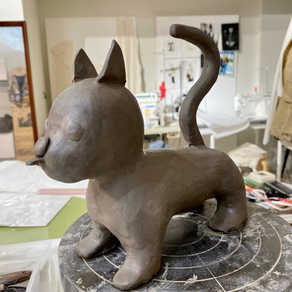 長い尻尾を取り付けたプリンストンタイガーのセラミック作品の成形途中