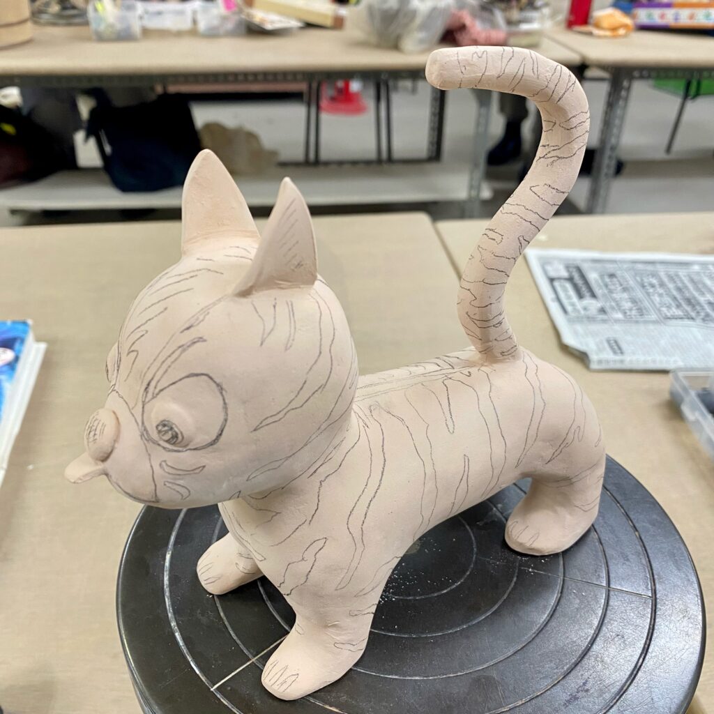素焼きしたプリンストンタイガーの陶器に鉛筆で虎柄を下描きした状態