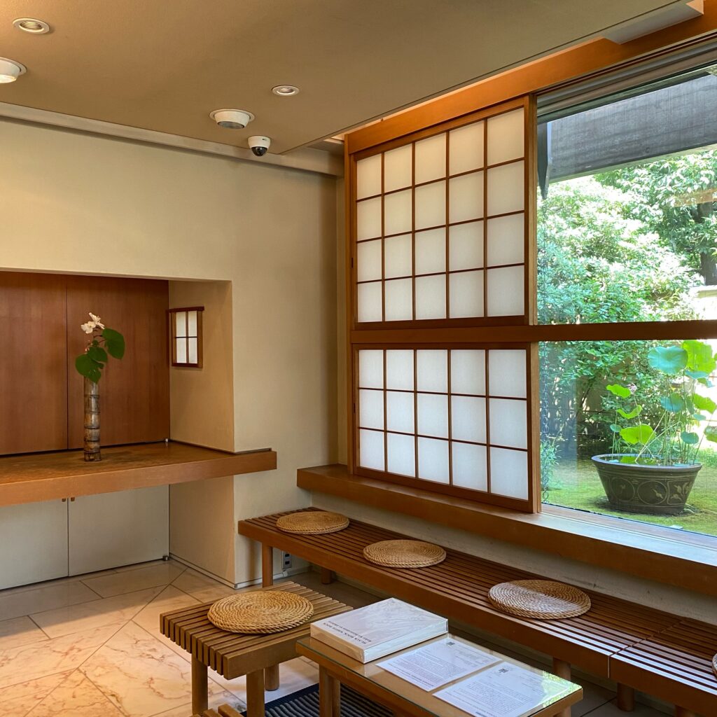 京都・樂美術館の館内休憩スペースと庭