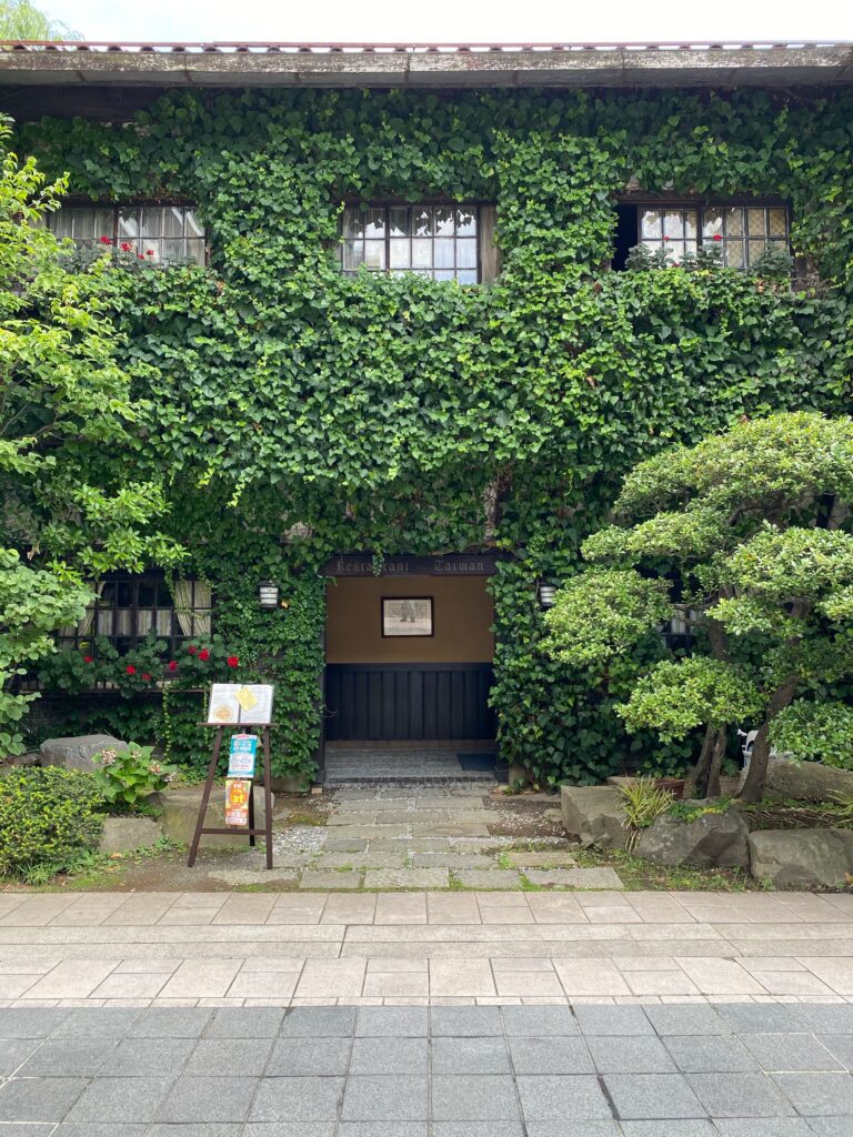 蔦に覆われた松本のフランス料理店鯛萬の外観