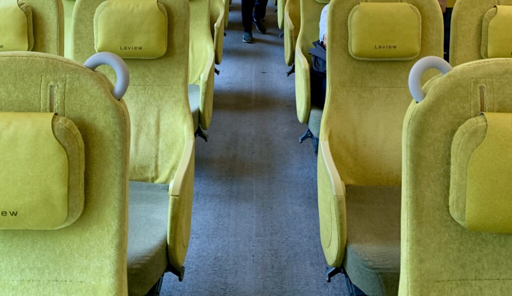 池袋から秩父へ向かう西武特急Laviewの車内