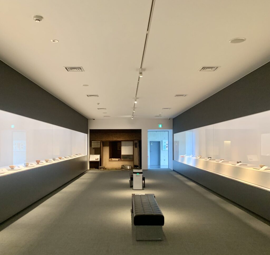 石水博物館「NIGO®と半泥子」展の展示室全景