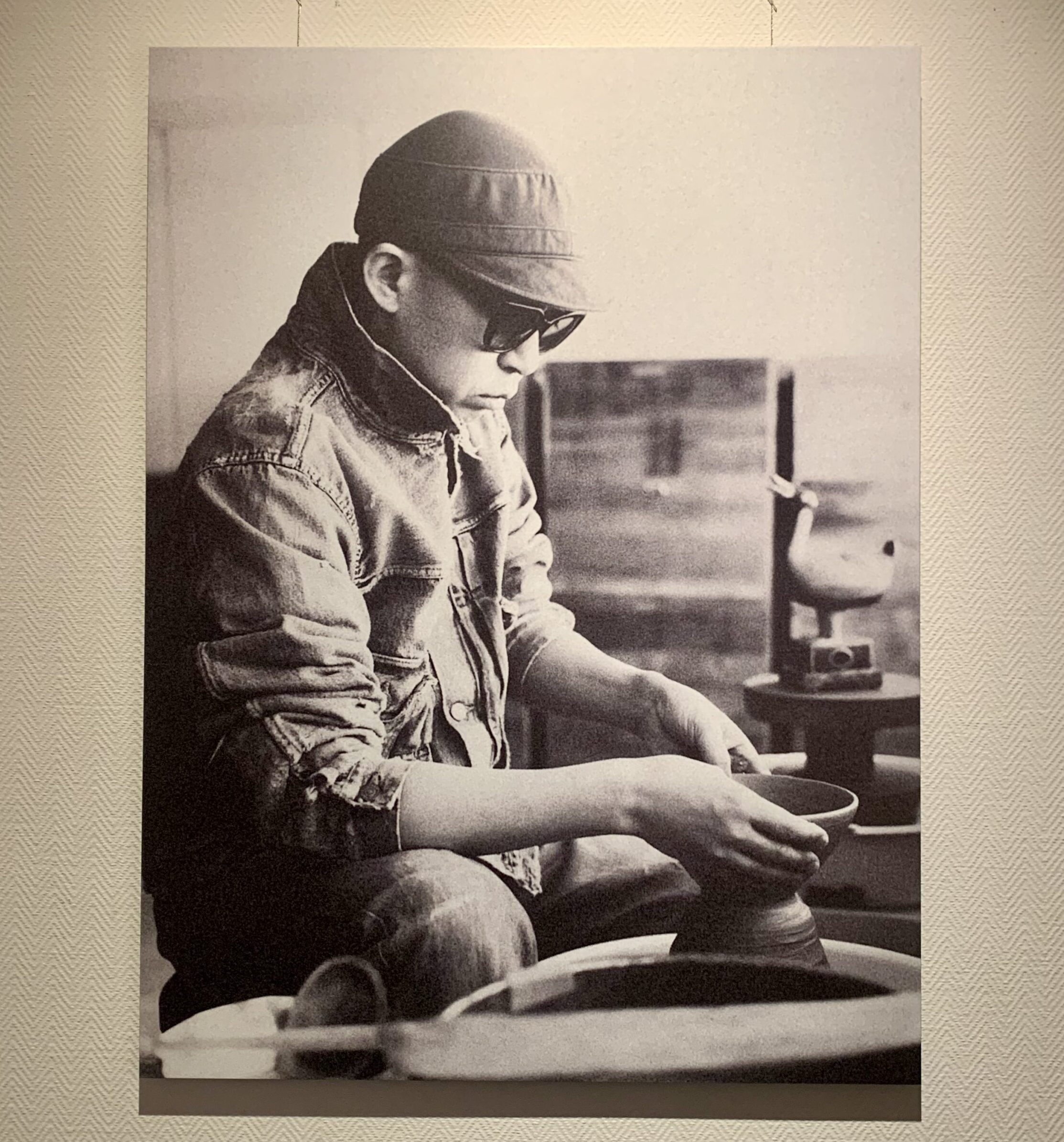石水博物館「NIGO®と半泥子」展に展示された作陶風景の写真パネル