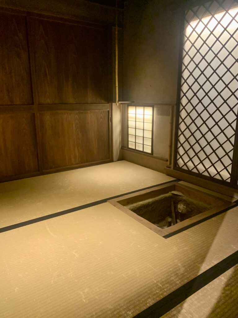 石水博物館で見た炉のある茶室空間