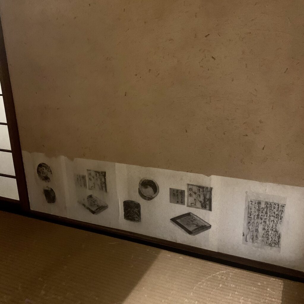 石水博物館の茶室空間に見られる道具や書付を描いた壁面