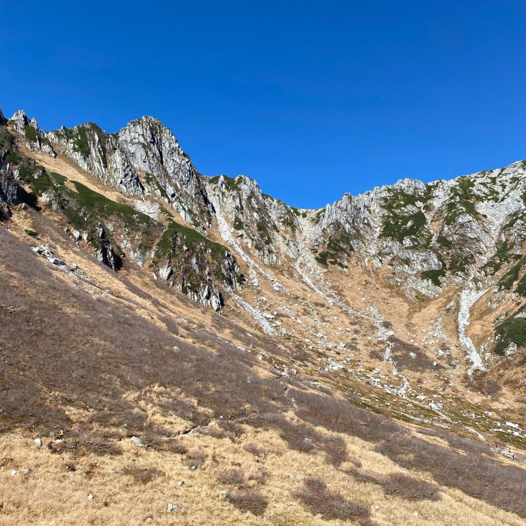 秋色の草地と岩峰が広がる中央アルプスの千畳敷カール