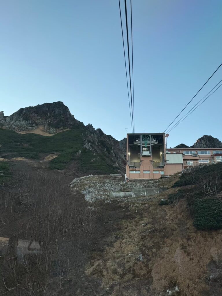 中央アルプスの山中に建つ駒ヶ岳ロープウェイ千畳敷駅