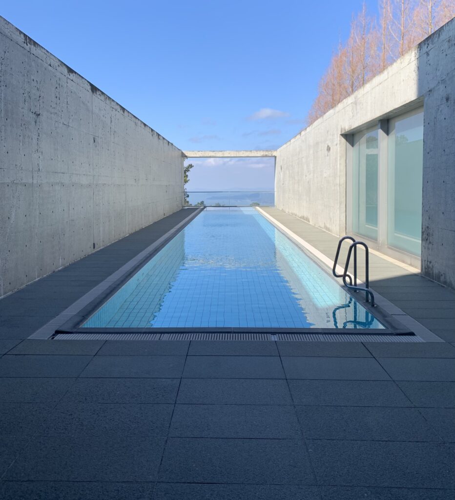 安藤忠雄建築の瀬戸内リトリート青凪にあるプール