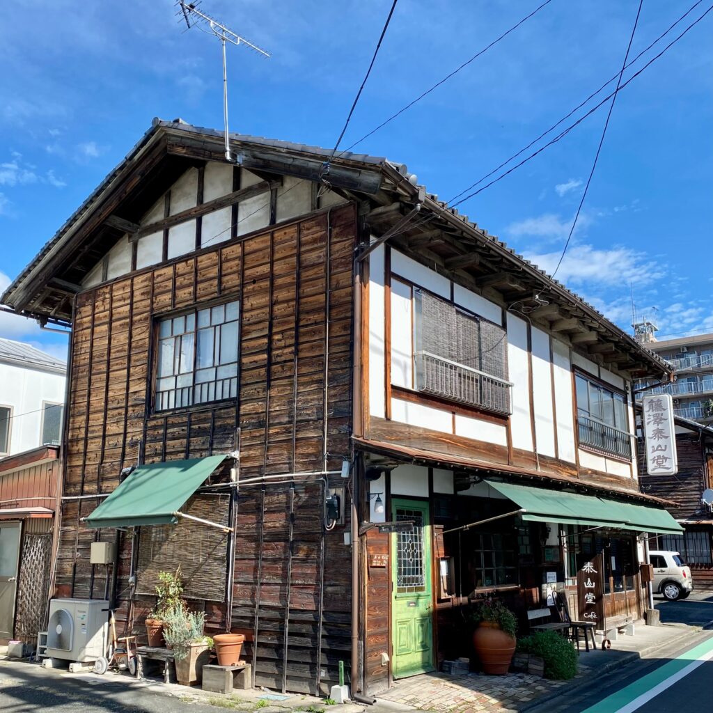 木造建築と緑色の扉が印象的な秩父の泰山堂カフェ外観