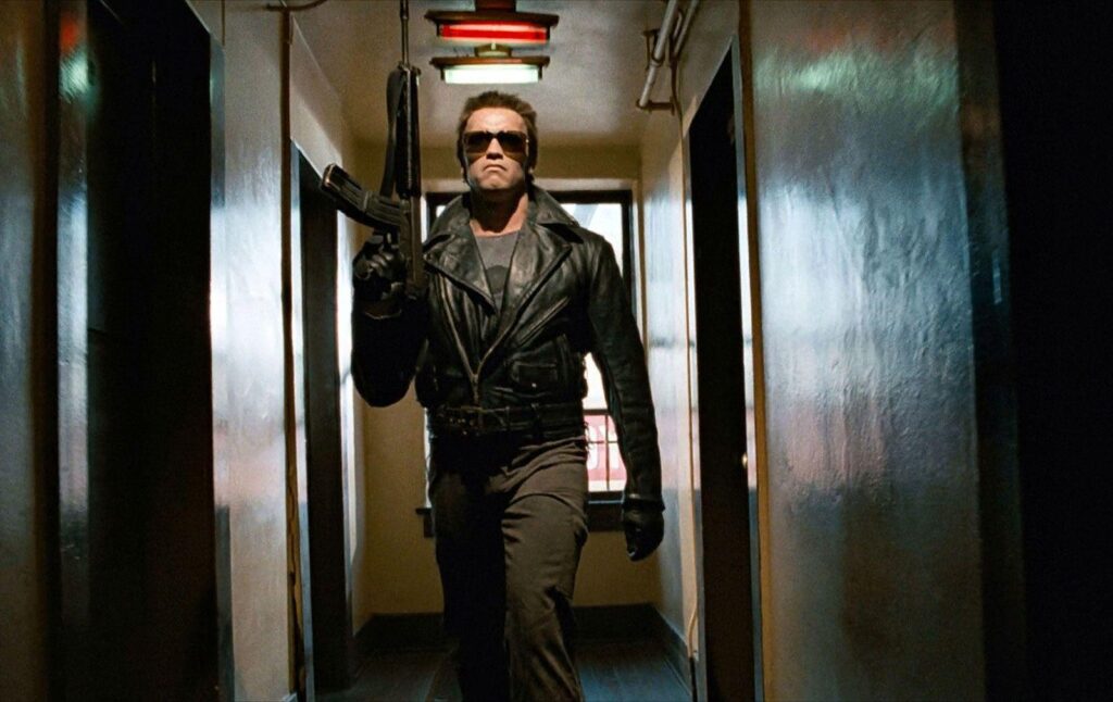 映画『ターミネーター』で黒いレザージャケットとサングラスを着用するT-800
