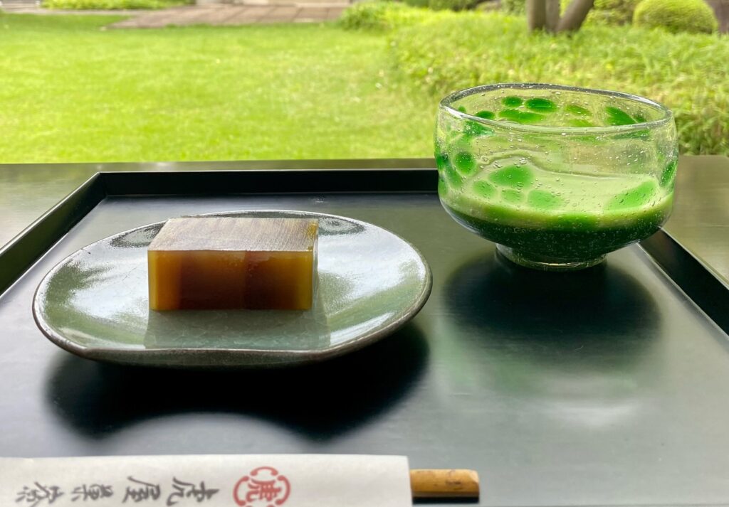虎屋菓寮 京都一条店の庭を眺めながら味わう羊羹