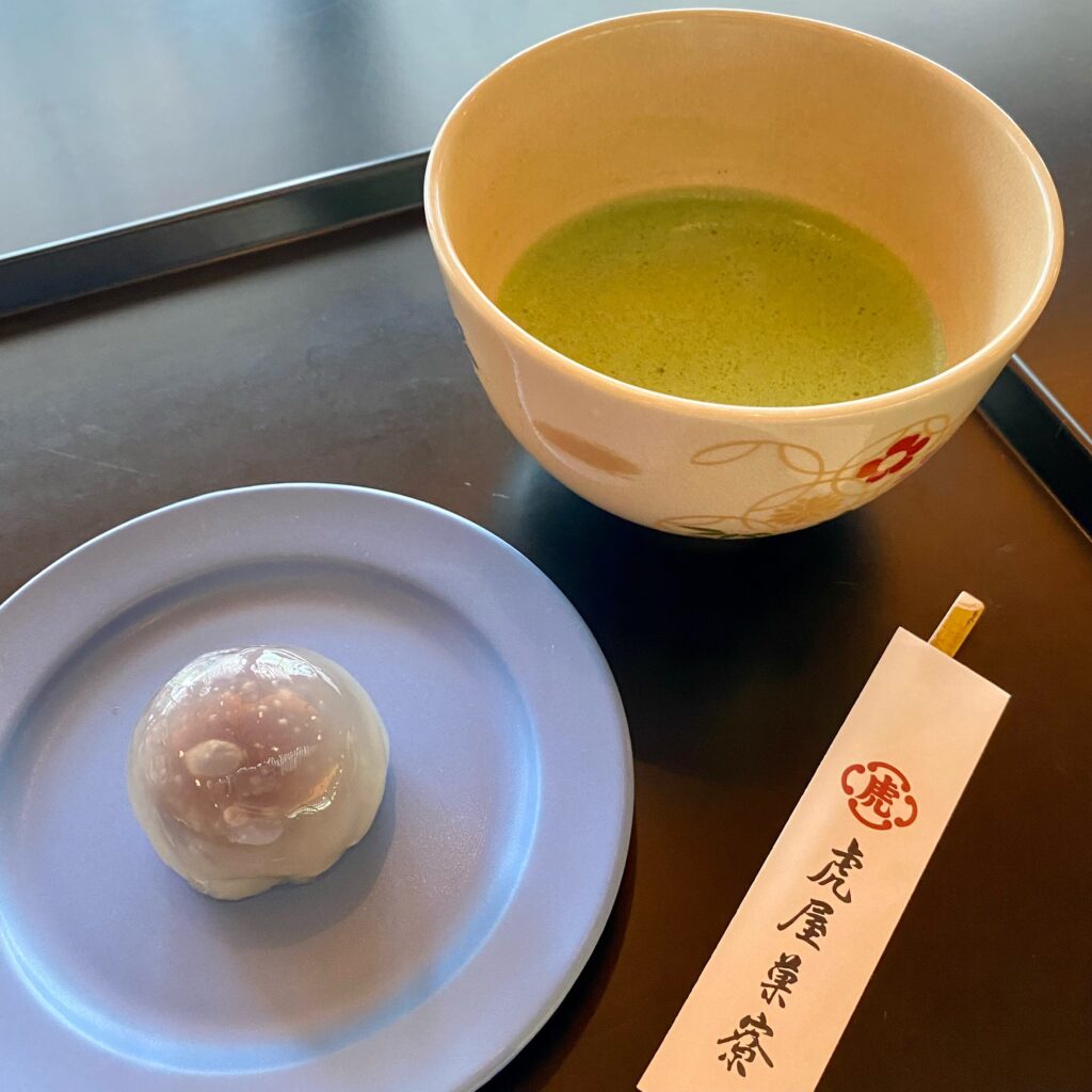 虎屋菓寮の季節の生菓子と抹茶