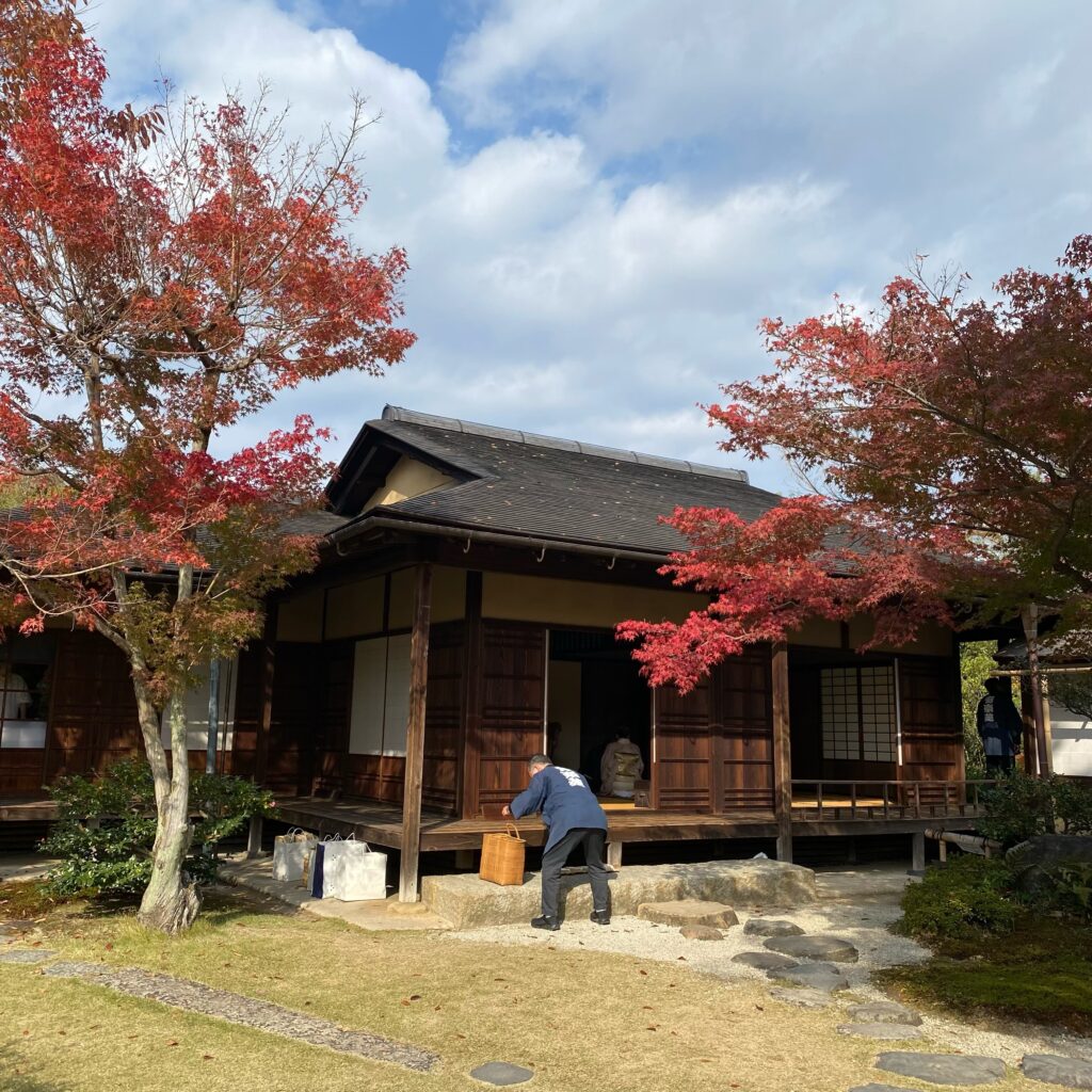 紅葉に囲まれた犬山・有楽苑の茶室建築