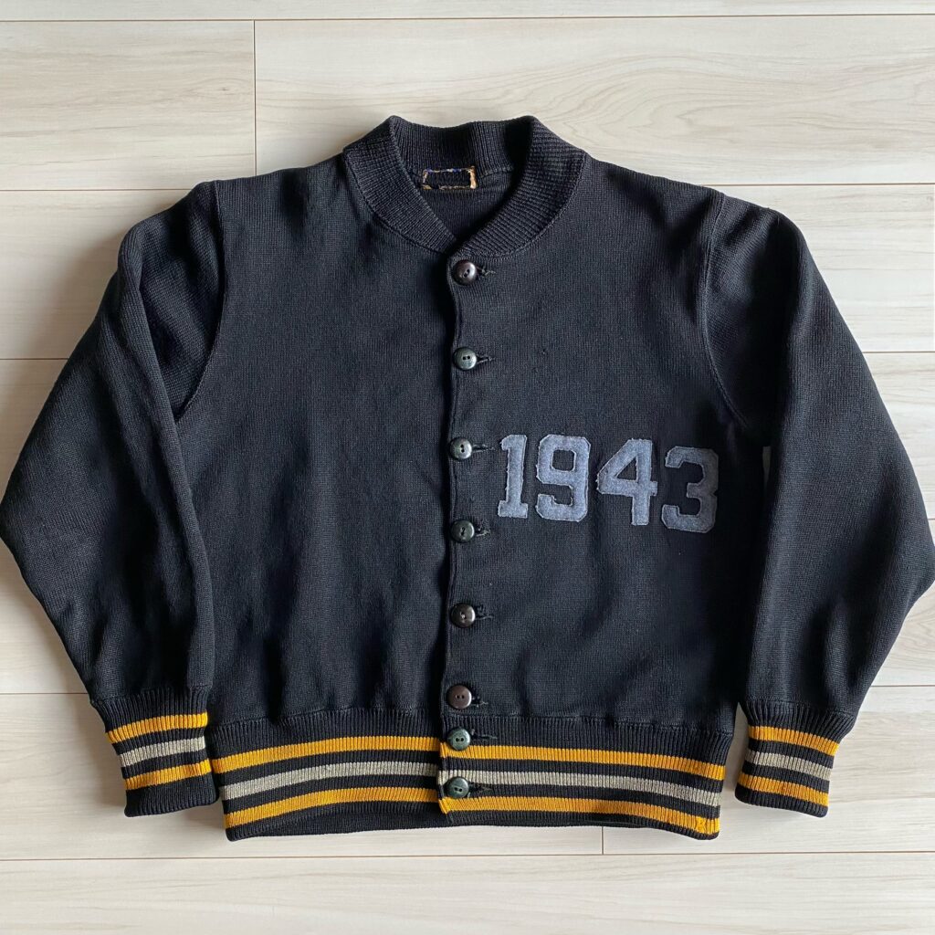 胸に1943の数字が入った黒のヴィンテージUS Armyカデットジャケット