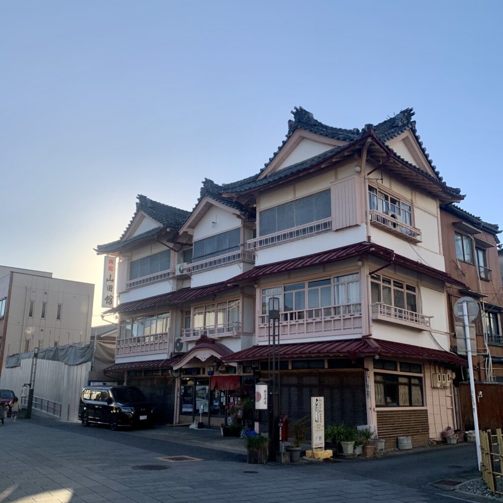 伊勢市街に建つ旅館・山田館の木造建築