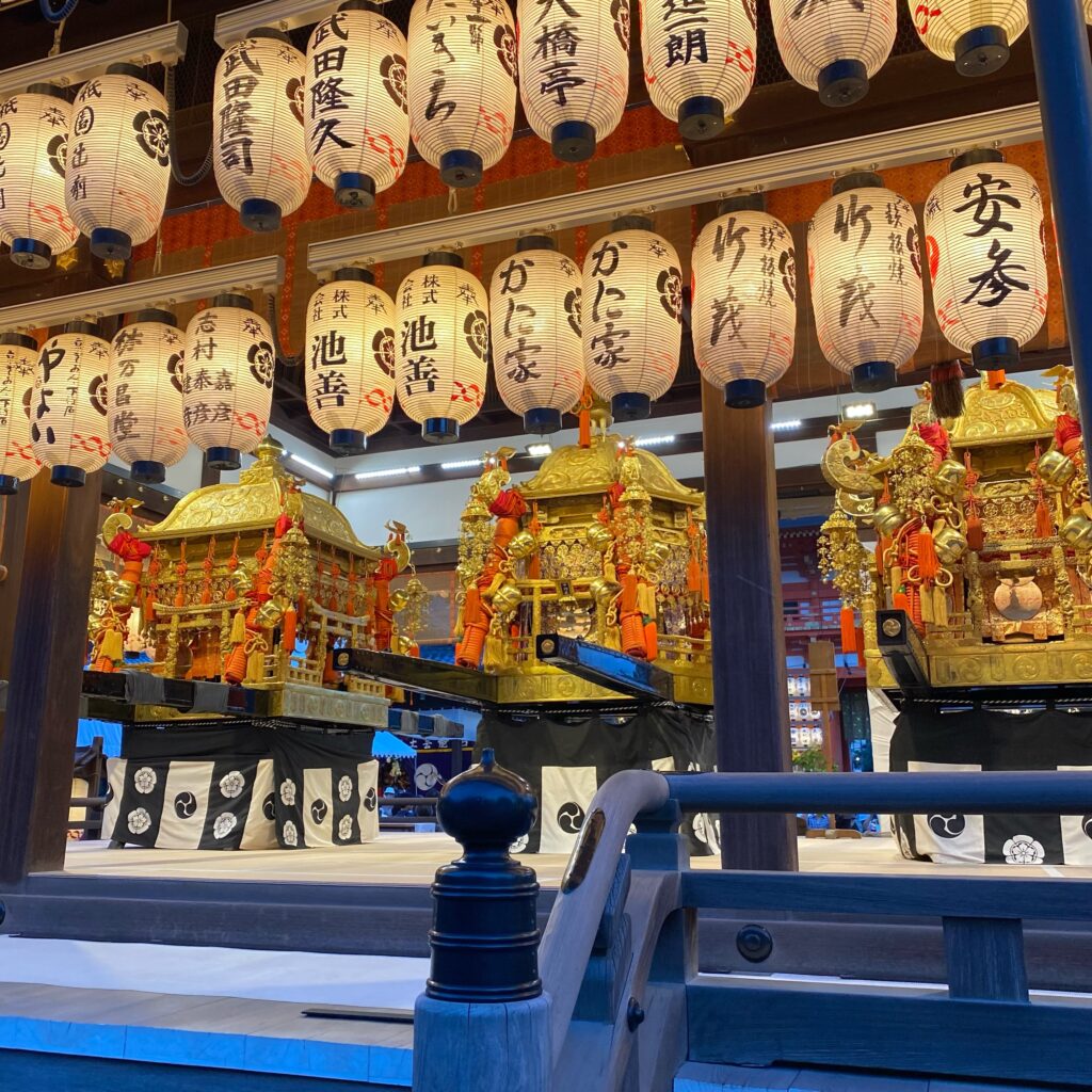 八坂神社に並ぶ祇園祭の金色の神輿