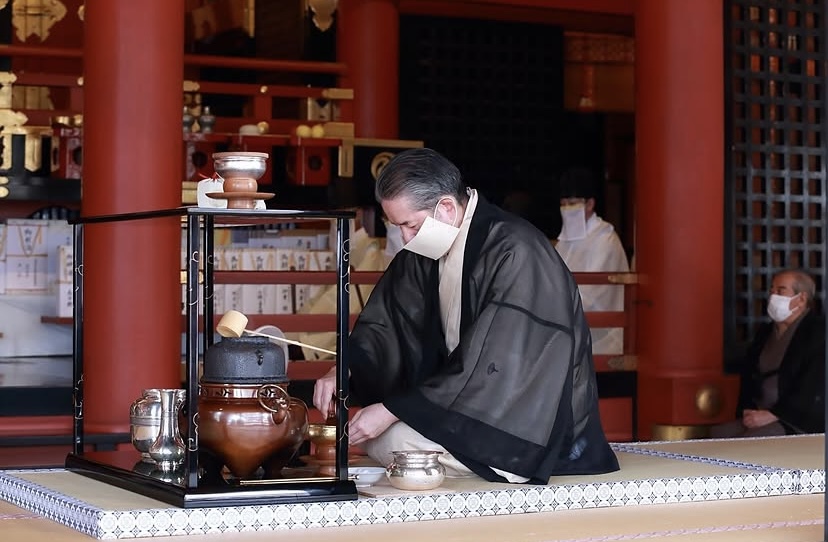2022年の八坂神社献茶祭で神前に茶を点てる表千家の献茶奉仕