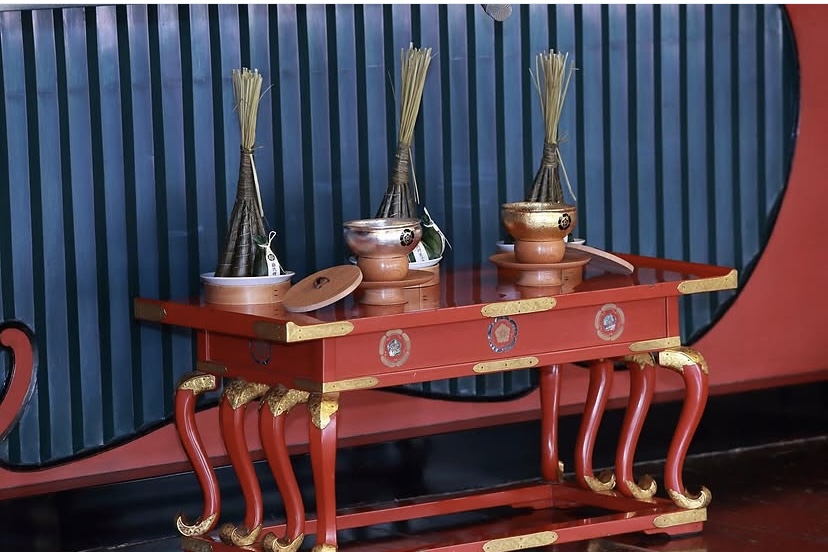 2022年の八坂神社献茶祭で朱塗りの台に整えられた献茶の茶道具