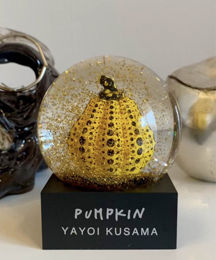 草間彌生の黄色いかぼちゃをモチーフにしたPUMPKINスノードーム
