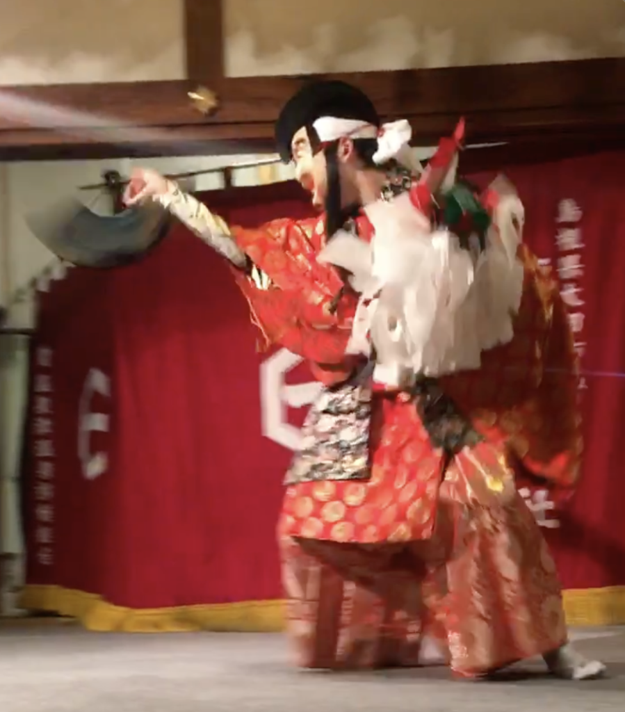 龍御前神社で赤い衣装をまとって舞う石見神楽の演者
