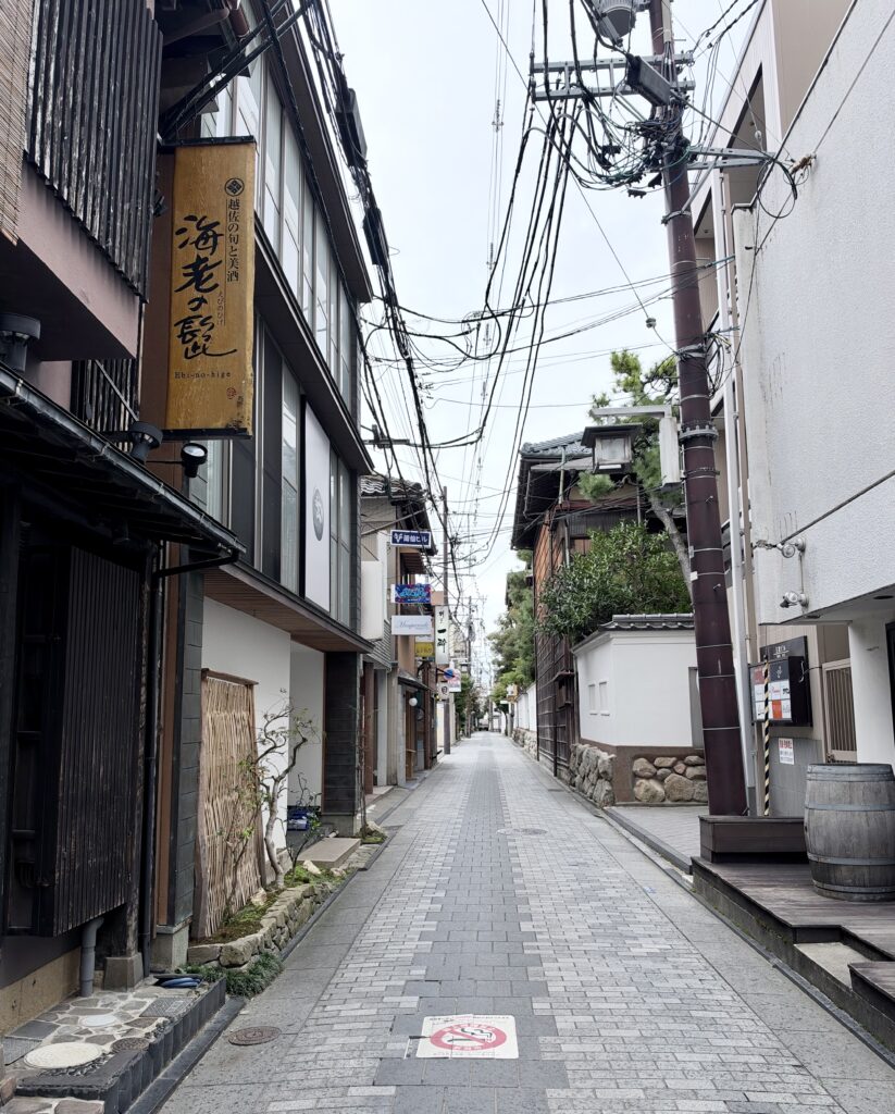 新潟市古町の料亭や飲食店が並ぶ細い路地