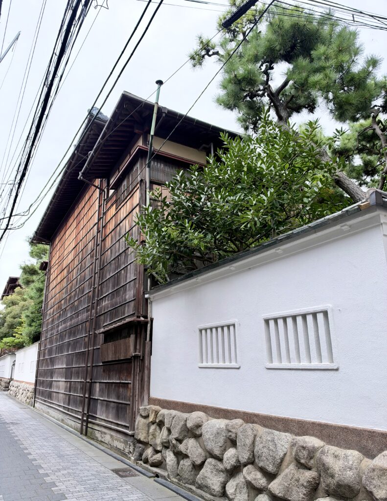 新潟古町の老舗料亭・鍋茶屋の木造外壁と白壁