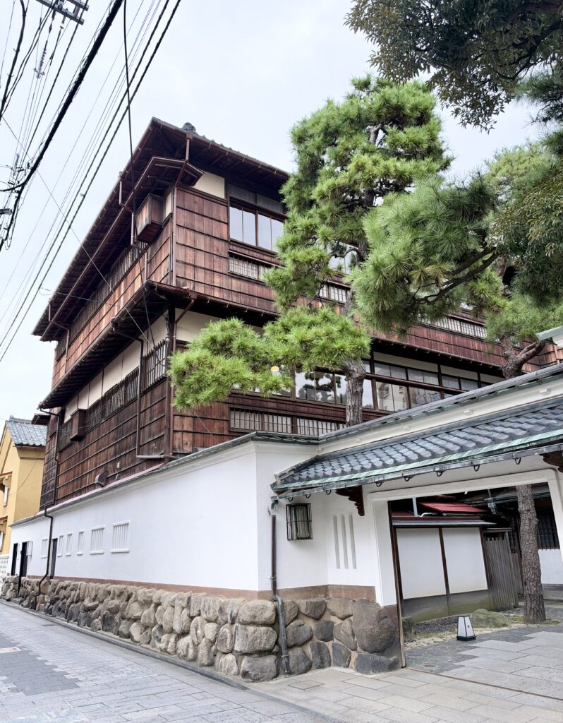 松の木と白壁に囲まれた新潟古町の鍋茶屋
