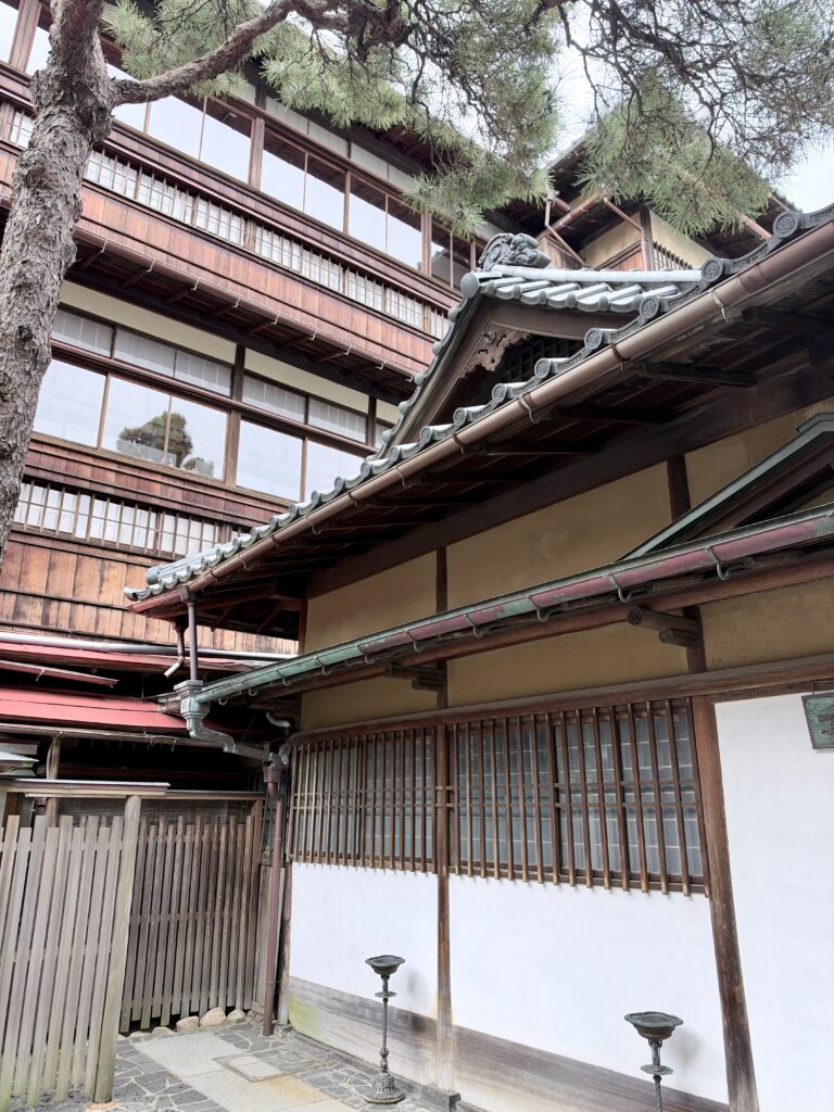 新潟古町の鍋茶屋玄関周辺に残る木造建築