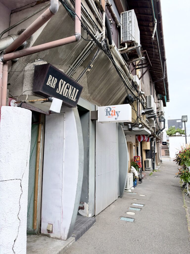新潟古町の路地にあるBAR SIGNALなどの店舗
