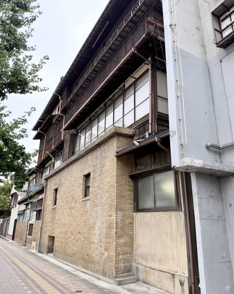 新潟古町に残る木造上階と煉瓦壁を持つ歴史的建築