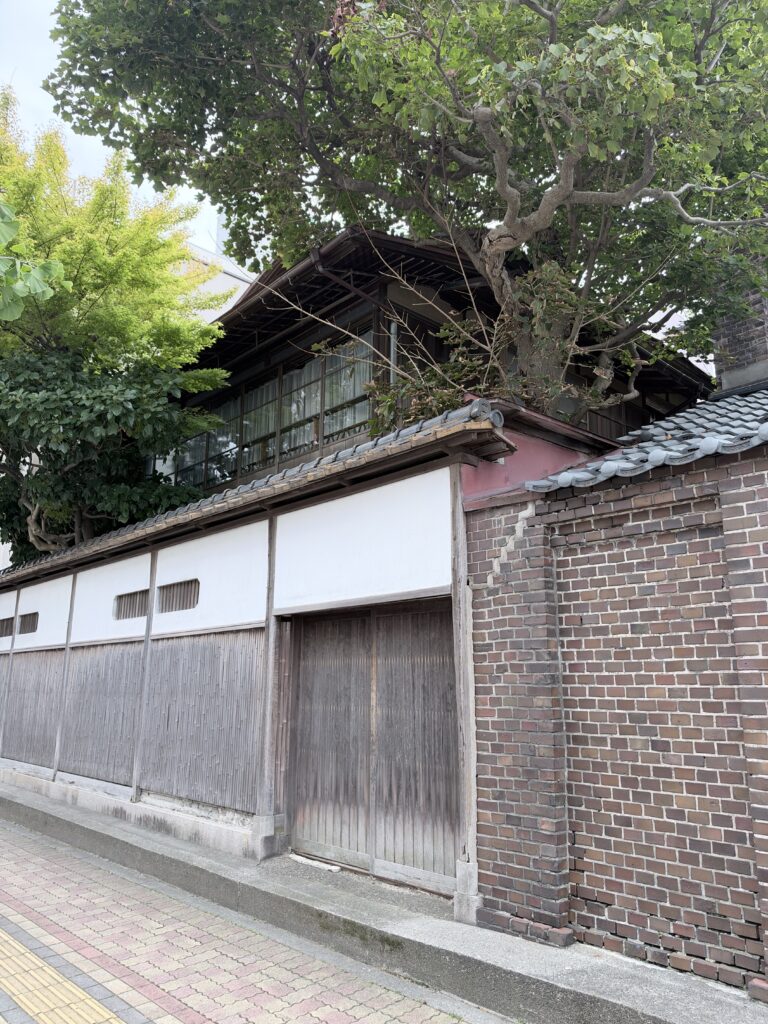 新潟古町の歴史的建築に残る白壁と煉瓦塀