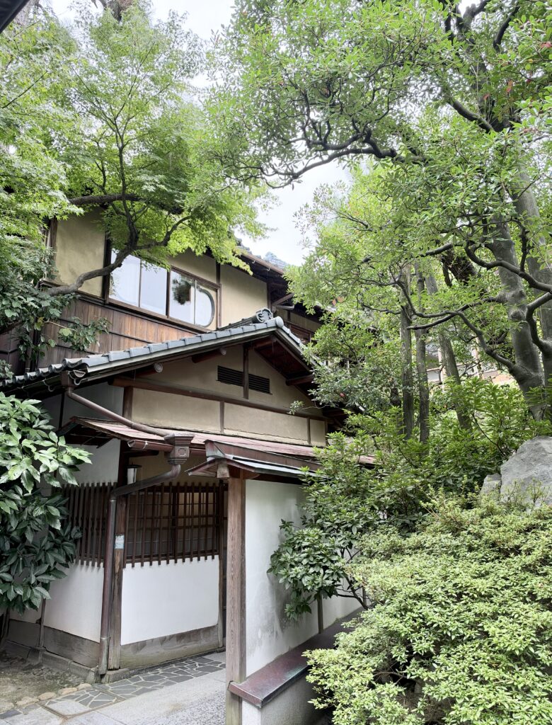 新潟古町の庭木に囲まれた伝統的な料亭建築