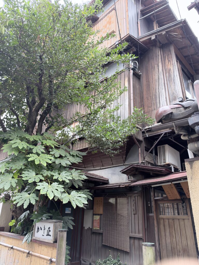新潟古町の老舗料理店「かき正」の木造外観