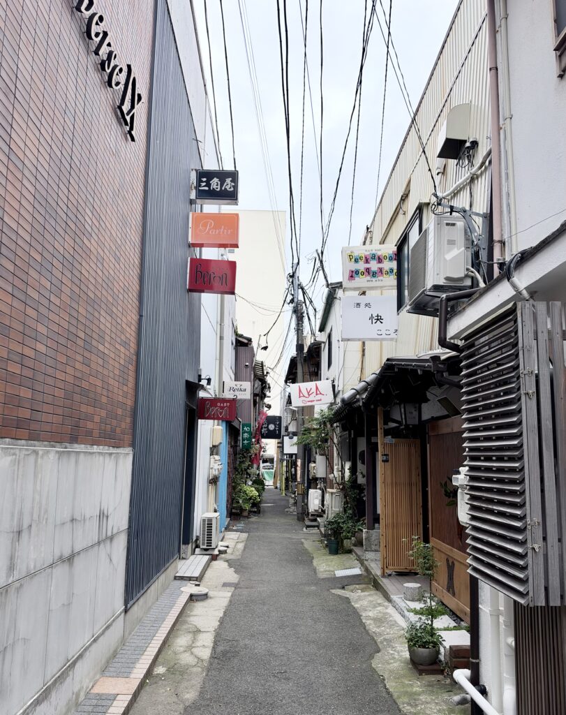 新潟古町に残る板張りの大型木造建築