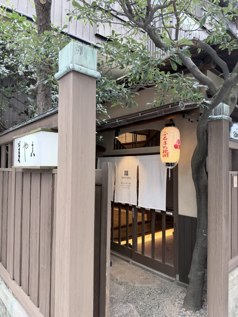 NIPPONIA新潟古町の伝統的な入口と提灯