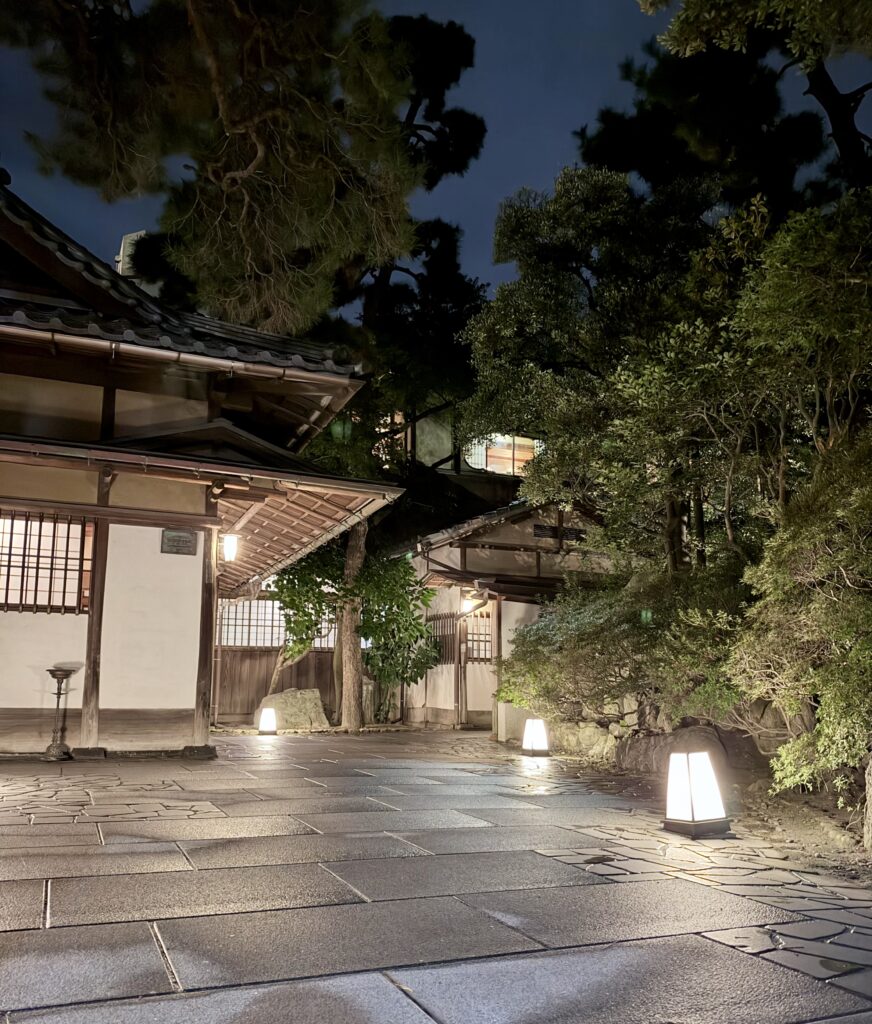 新潟古町・鍋茶屋の夜の中庭と石畳