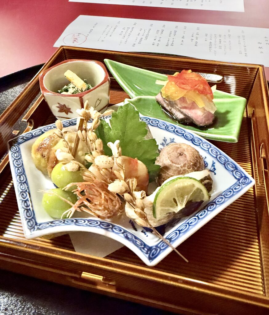 新潟古町の鍋茶屋で供された季節の料理を盛り合わせた一皿