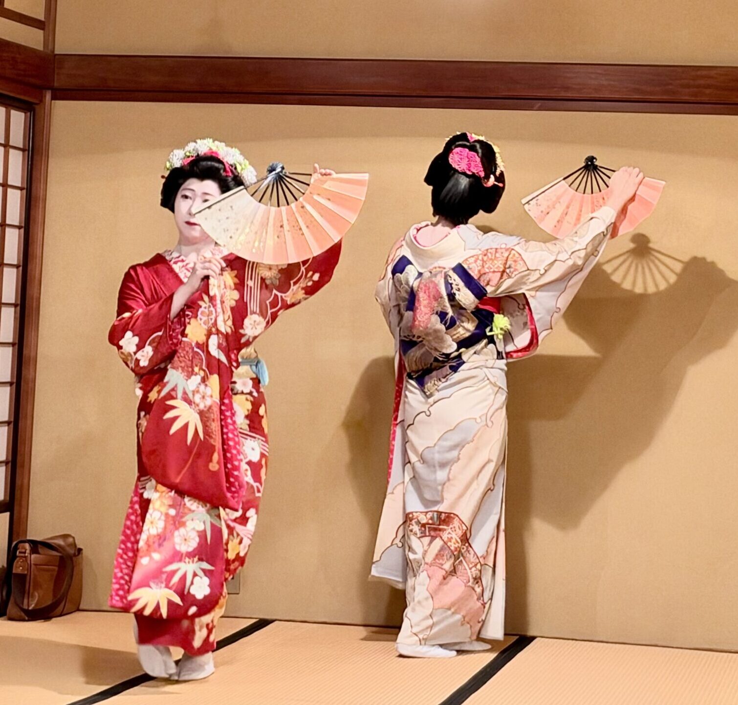 新潟古町の鍋茶屋の座敷で扇を手に舞う二人の古町芸妓