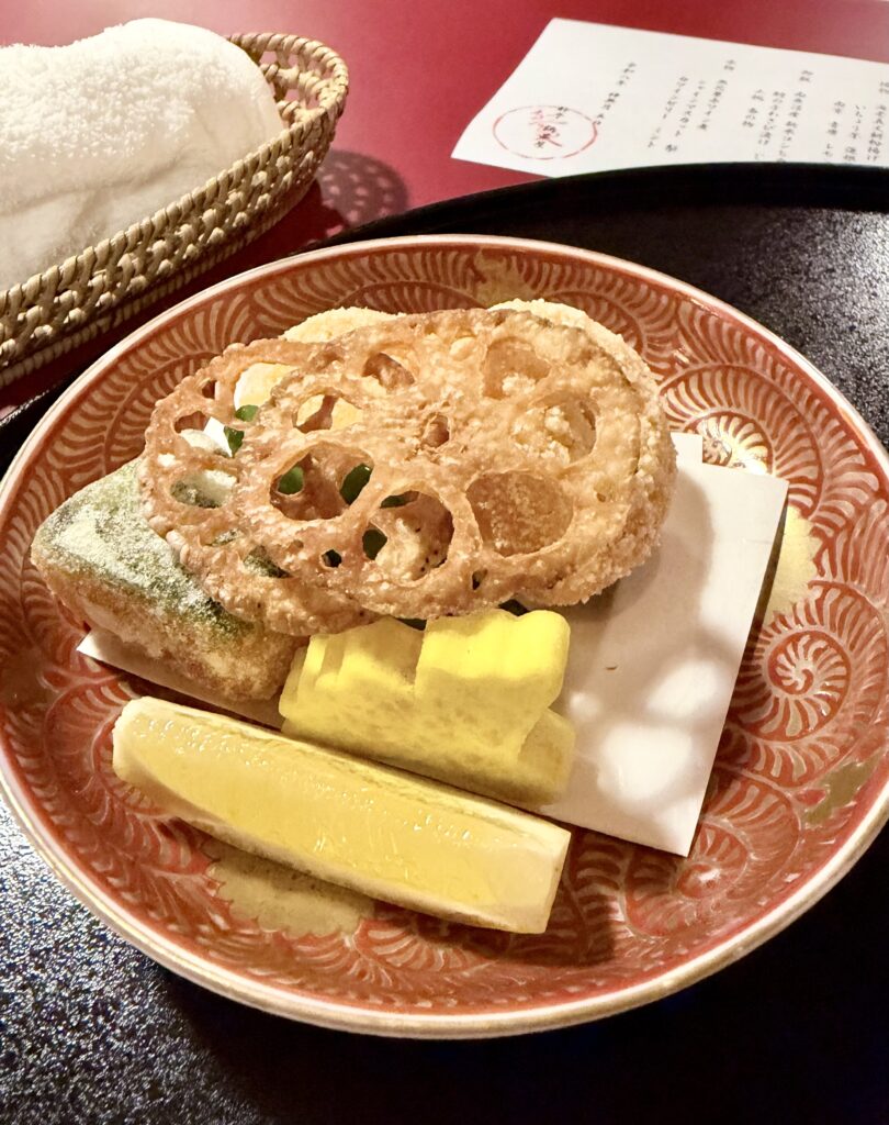 新潟古町の鍋茶屋で供された蓮根などの揚物