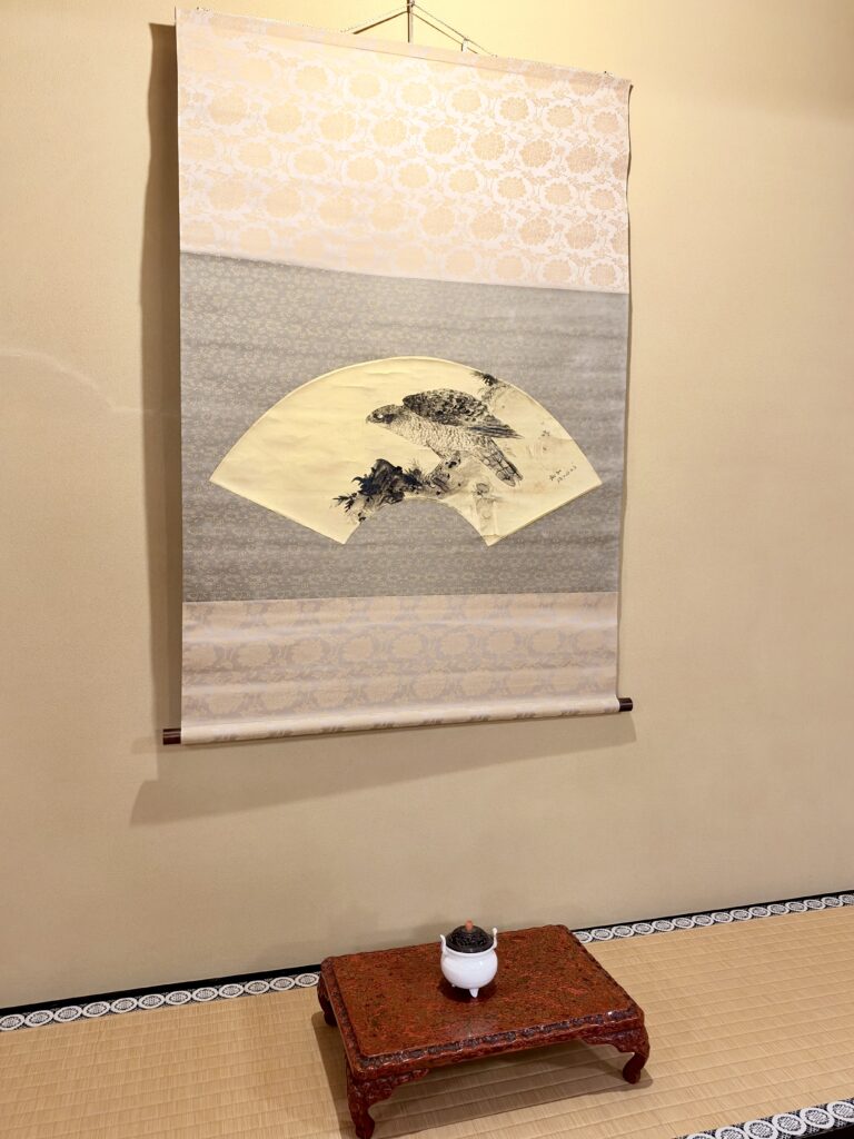 新潟古町の鍋茶屋の座敷に掛けられた鷹を描いた掛軸