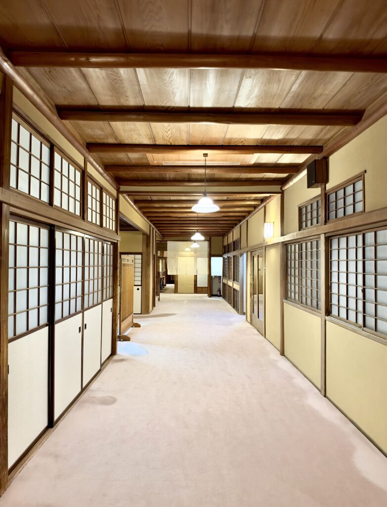 新潟古町の鍋茶屋に残る長い木造廊下と障子